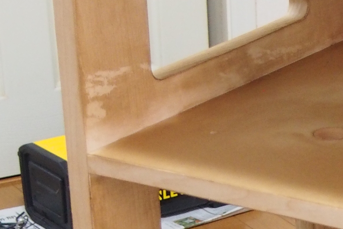 11. Uneven wax (trace of adhesive)