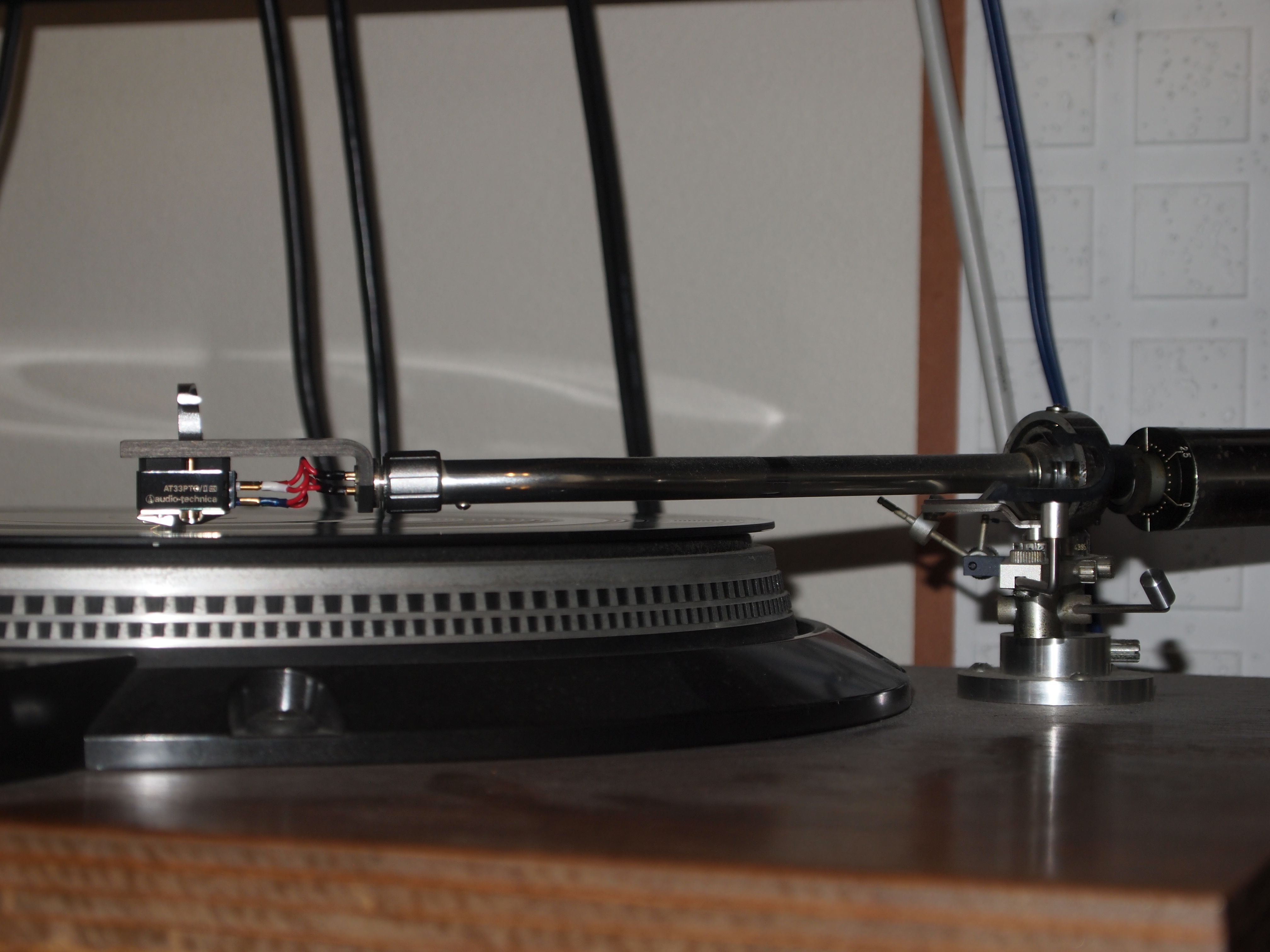 A bit unlevel tonearm