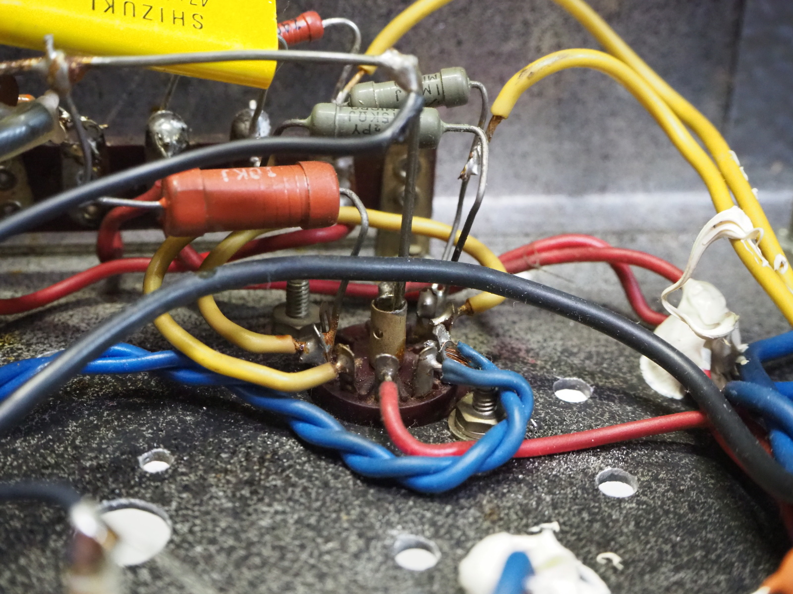 Wiring around tube socket